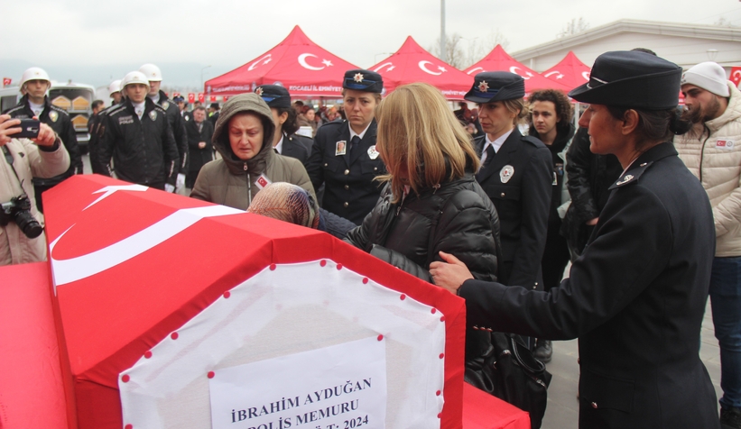 Trafik polisine son veda: Babasını beresiyle uğurladı