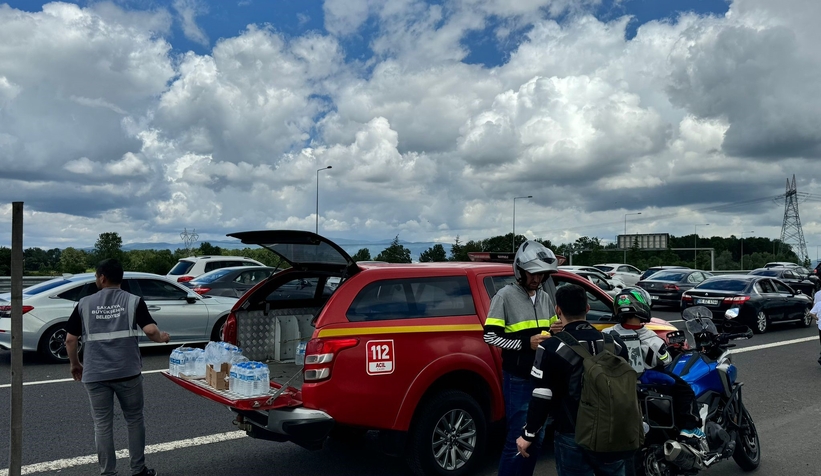 trafikte-kalanlara-su-ve-yiyecek-ikramiszbqbnldwe