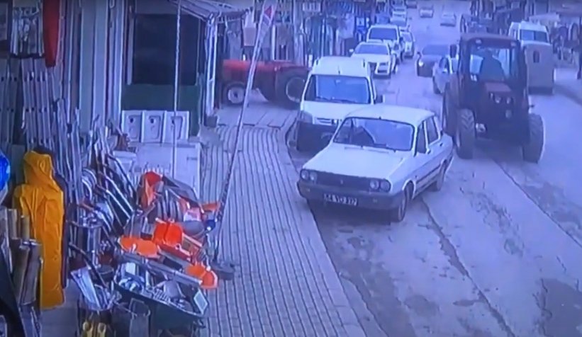 Traktör çay ocağına böyle girdi