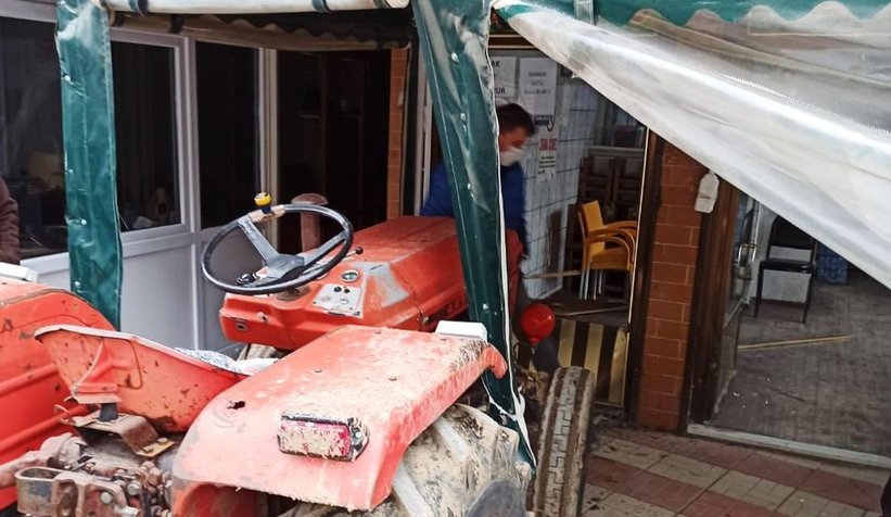 Traktör çay ocağına böyle girdi