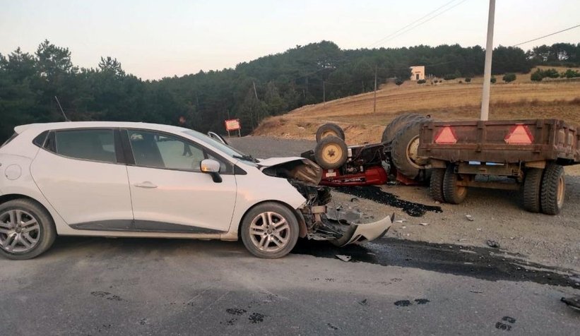 Traktör ile otomobil çarpıştı: 1 ölü, 2 yaralı
