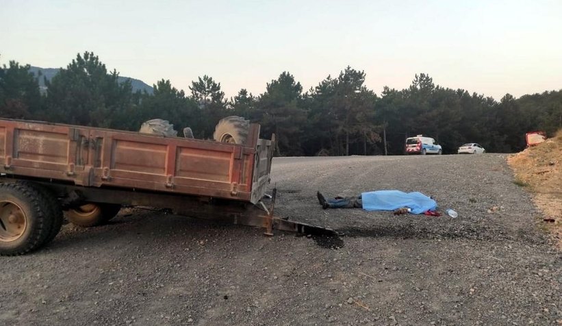 Traktör ile otomobil çarpıştı: 1 ölü, 2 yaralı