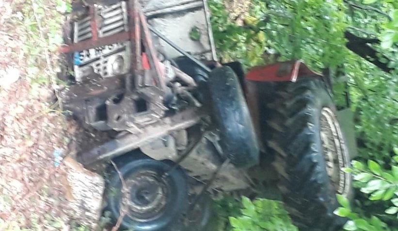 Traktör şarampole yuvarlandı: 1 ölü, 1 yaralı