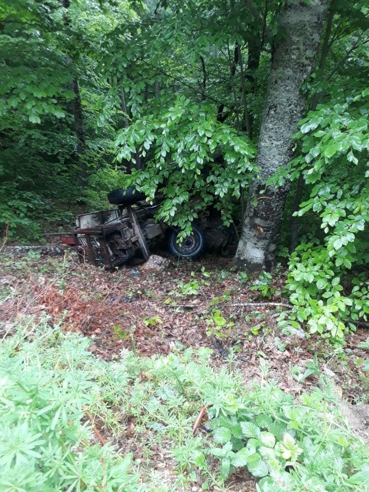 Traktör şarampole yuvarlandı: 1 ölü, 1 yaralı