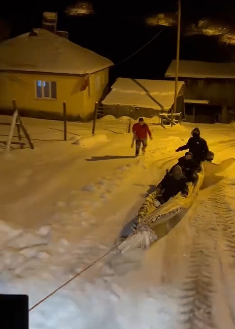 traktore-bagladiklari-cuvalla-kayak-yaptilarsdbqy1h1qn