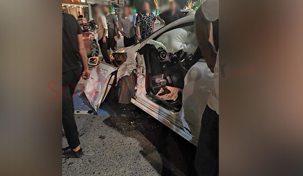 Traktörle çarpışan otomobilde büyük hasar oluştu