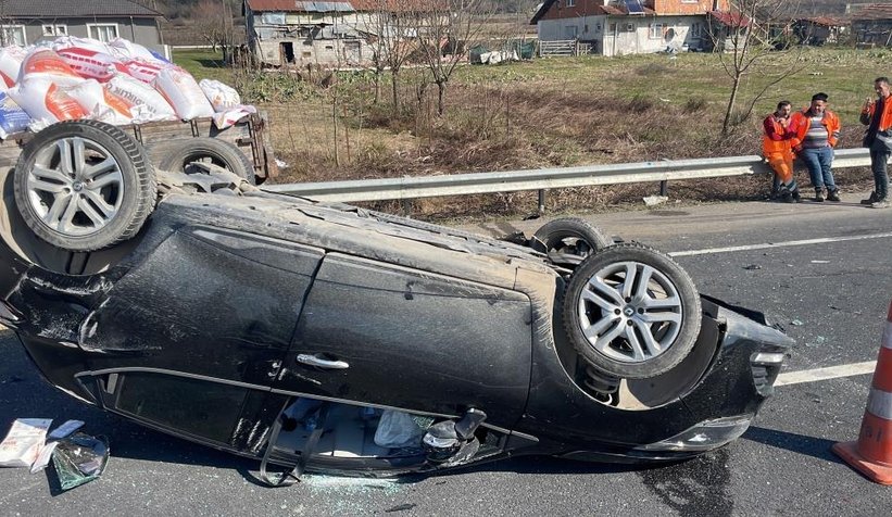 Traktörle çarpışıp takla attı: 3 yaralı