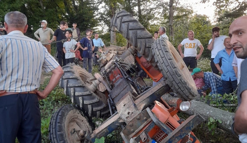 Traktörün altında kalan yaşlı adam yaralandı