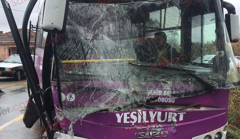 traktorun-carptigi-otobuste-dehset-anlari-kameradar0lbrk1tv3