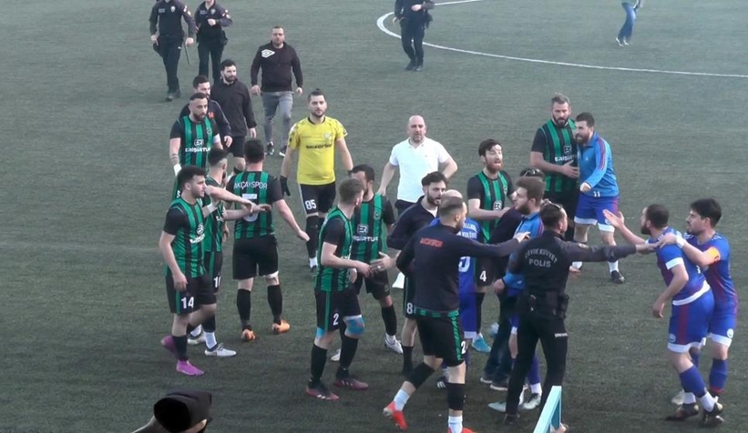 tribun-karisti-yumruklar-havada-ucustucfczqnhbne