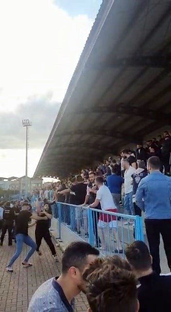 tribun-karisti-yumruklar-havada-ucustucfczqnhbne