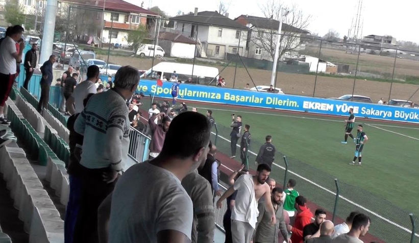 tribun-karisti-yumruklar-havada-ucustucfczqnhbne