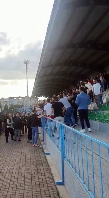 tribun-karisti-yumruklar-havada-ucustucfczqnhbne