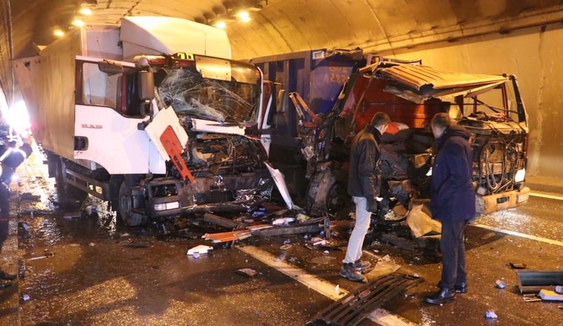Tünelde feci kaza, 3 kamyon birbirine girdi