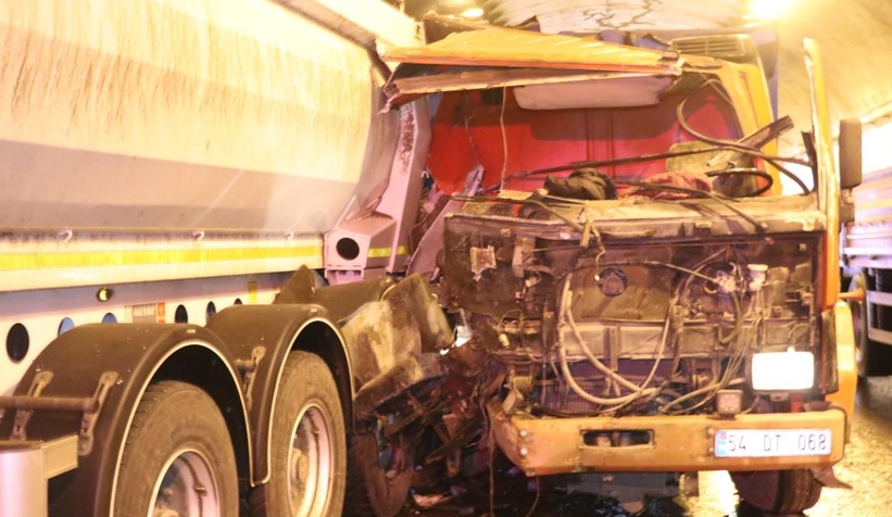 Tünelde feci kaza, 3 kamyon birbirine girdi