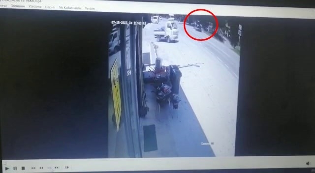 Tur aracı ile otomobil kafa kafaya böyle çarpıştı