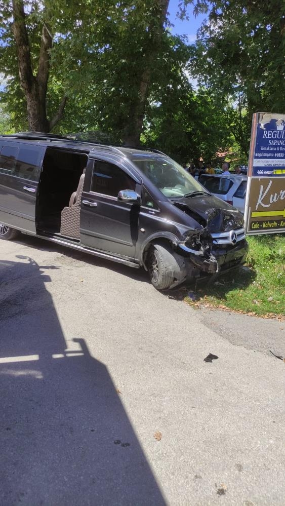 Tur aracı ile otomobil kafa kafaya böyle çarpıştı