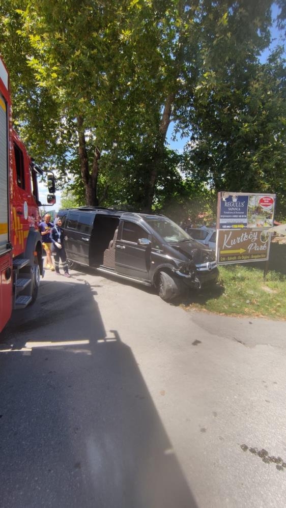 Tur aracı ile otomobil kafa kafaya böyle çarpıştı