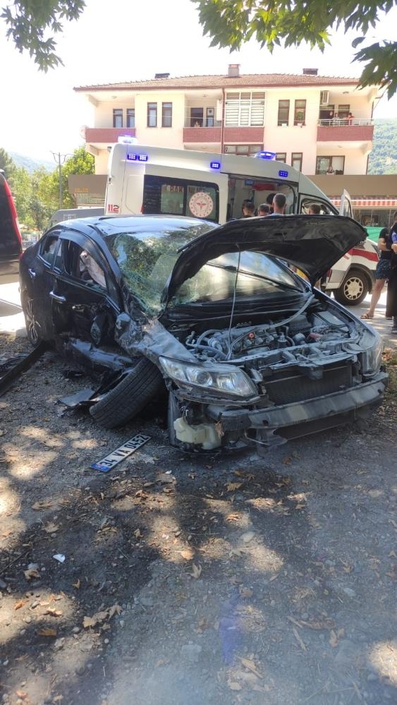 Tur aracı ile otomobil kafa kafaya böyle çarpıştı