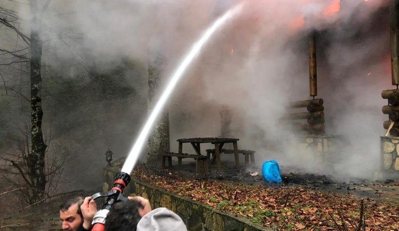 Turizm parkındaki bungalov ev alev alev yandı
