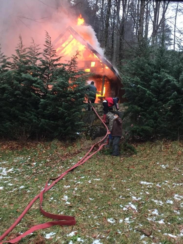 Turizm parkındaki bungalov ev alev alev yandı