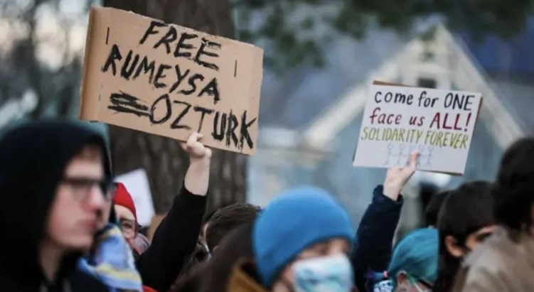 turk-ogrenci-rumeysa-ozturk-e-abd-de-gozalti-iftara-giderken-kelepcelendivdu2djd2vu