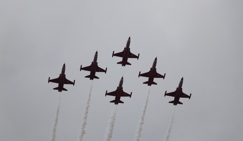 Türk Yıldızları'ndan Adapazarı için nefes kesen gösteri