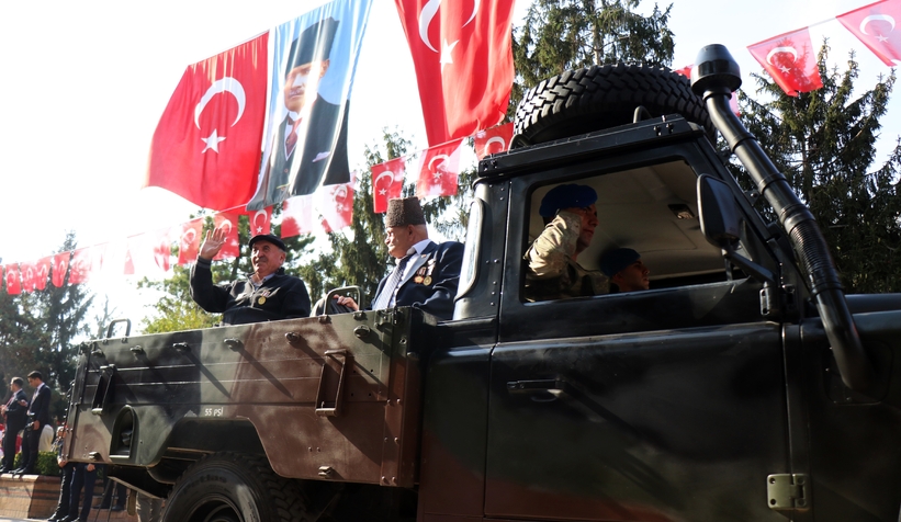 Türkiye Cumhuriyeti'nin kuruluşunun 100. yıl dönümü Sakarya'da törenle kutlandı.