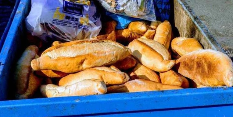 turkiye-de-israfin-boyutu-1-yilda-cope-giden-ekmek-500-okul-degerindeugdeeglxu0