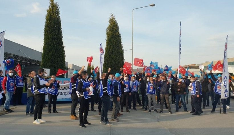Ücretsiz izne çıkarılan işçileden protesto