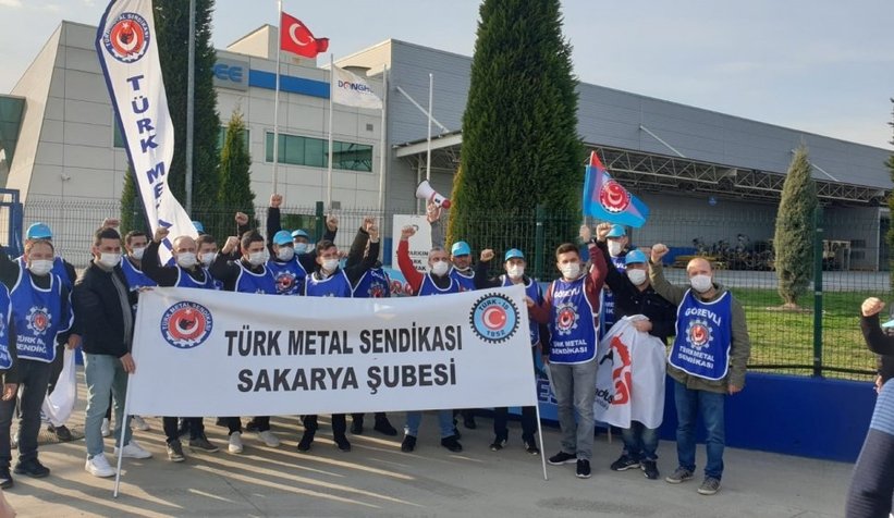 Ücretsiz izne çıkarılan işçileden protesto