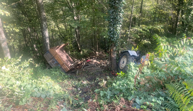 Uçuruma uçan traktörün römorku altında kaldı