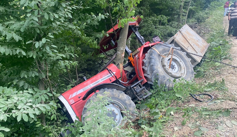 Uçurumda ağaca takıldı, sürücü sıkıştı