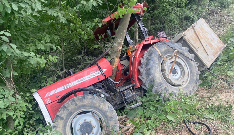 Uçurumda ağaca takıldı, sürücü sıkıştı
