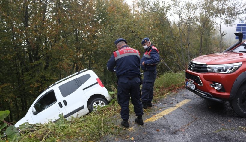 Uçurumda kalan araçta korku dolu anlar