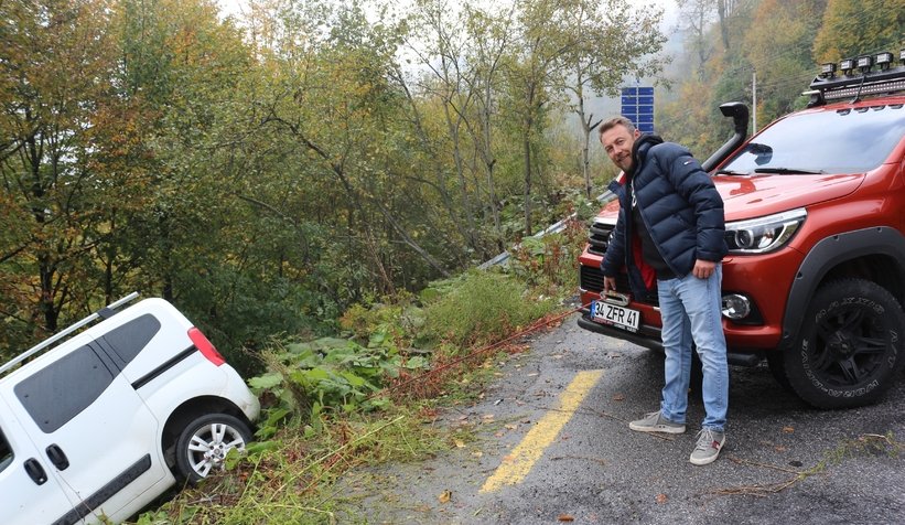 Uçurumda kalan araçta korku dolu anlar
