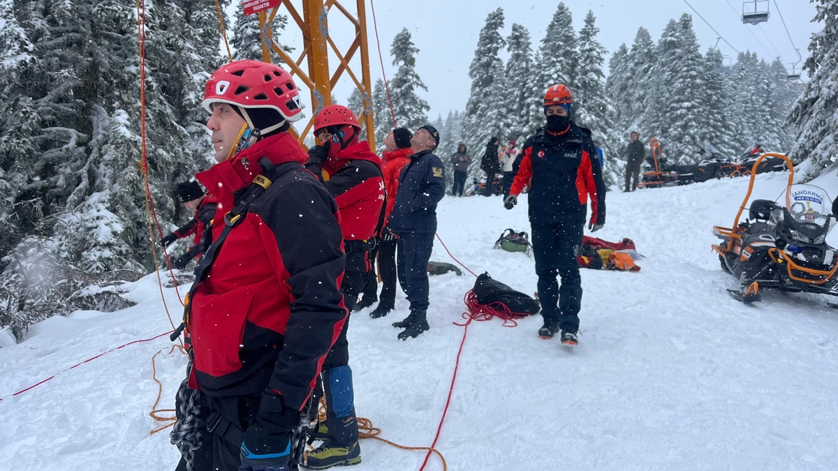 Uludağ'da telesiyejde mahsur kalanlar için Sakarya'dan ekip gönderildi