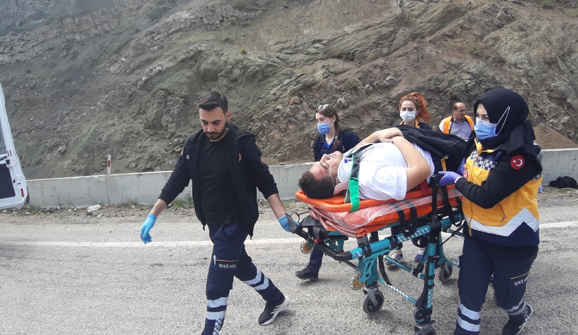 universite-ogrencilerini-tasiyan-arac-kazaya-karisti-15-yaralivtzbm0hlzv