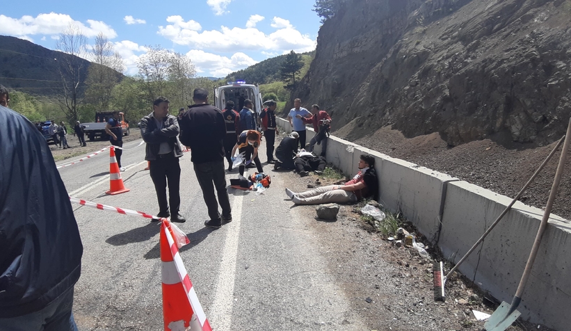 universite-ogrencilerini-tasiyan-arac-kazaya-karisti-15-yaralivtzbm0hlzv