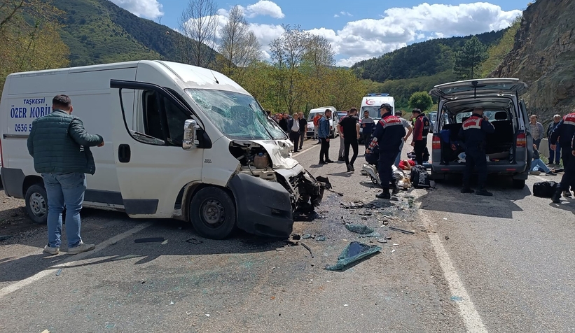 universite-ogrencilerini-tasiyan-arac-kazaya-karisti-15-yaralivtzbm0hlzv