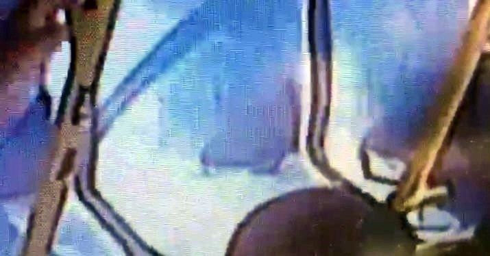 Üniversitelinin düşürdüğü cüzdanı alıp kaçtılar