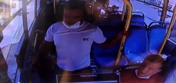 Üniversitelinin düşürdüğü cüzdanı alıp kaçtılar