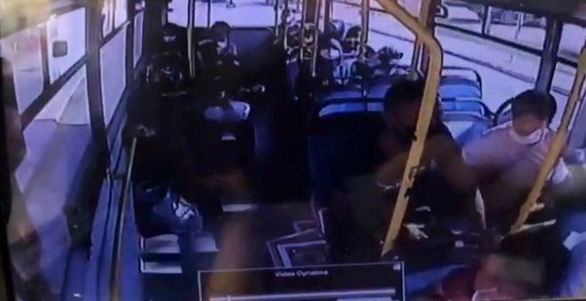 Üniversitelinin düşürdüğü cüzdanı alıp kaçtılar