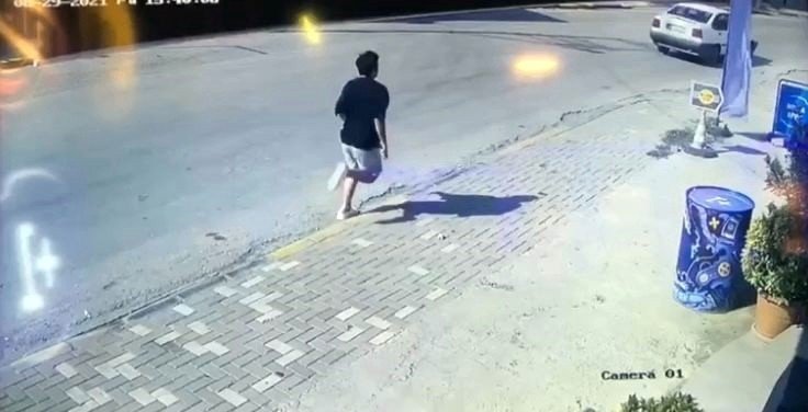 Üniversitelinin düşürdüğü cüzdanı alıp kaçtılar