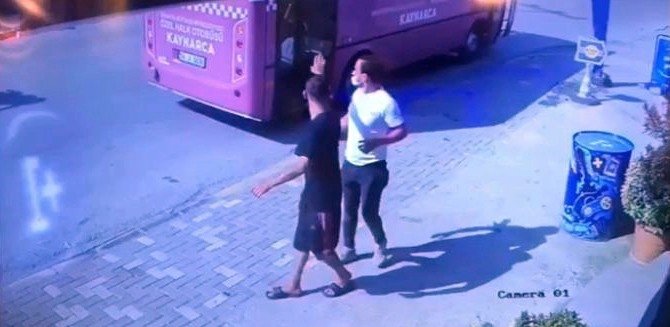 Üniversitelinin düşürdüğü cüzdanı alıp kaçtılar