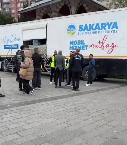 uskudar-da-sakarya-buyuksehirin-yardim-tiri-meydandan-kaldirildirxl0cevtrl