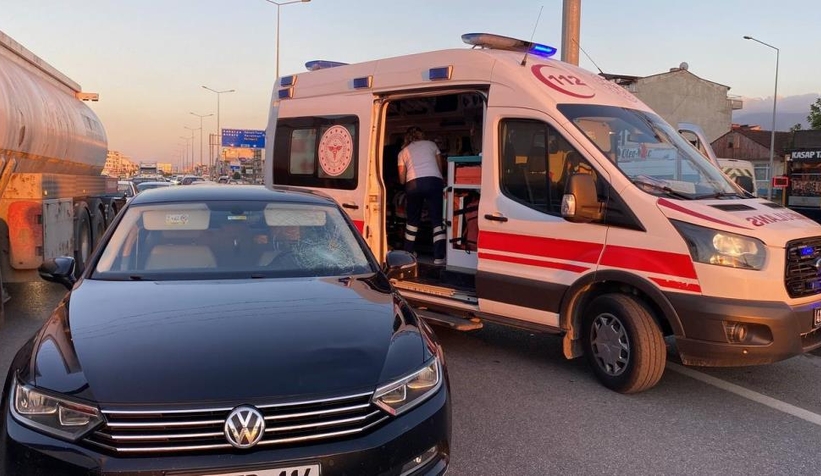 Üst geçidi kullanmadı otomobil çarptı