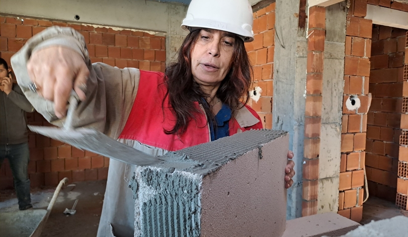 Usta bulamayan kadın müteahhit inşaatta kendi çalışıyor