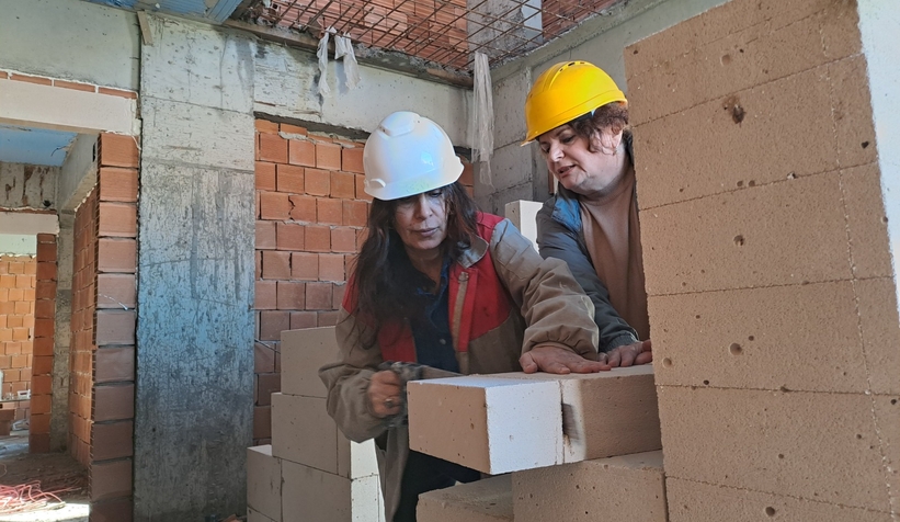 Usta bulamayan kadın müteahhit inşaatta kendi çalışıyor