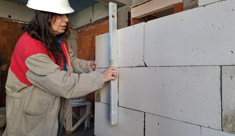 Usta bulamayan kadın müteahhit inşaatta kendi çalışıyor